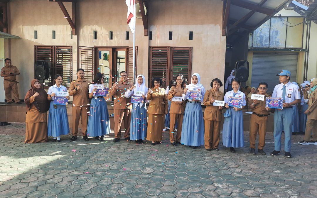 Dra. TATI ARMINIATI MEMBERIKAN PENGHARGAAN UNTUK TALENT – TALENT SMKN 2 BONDOWOSO TEPAT DI AKHIR PURNA TUGASNYA